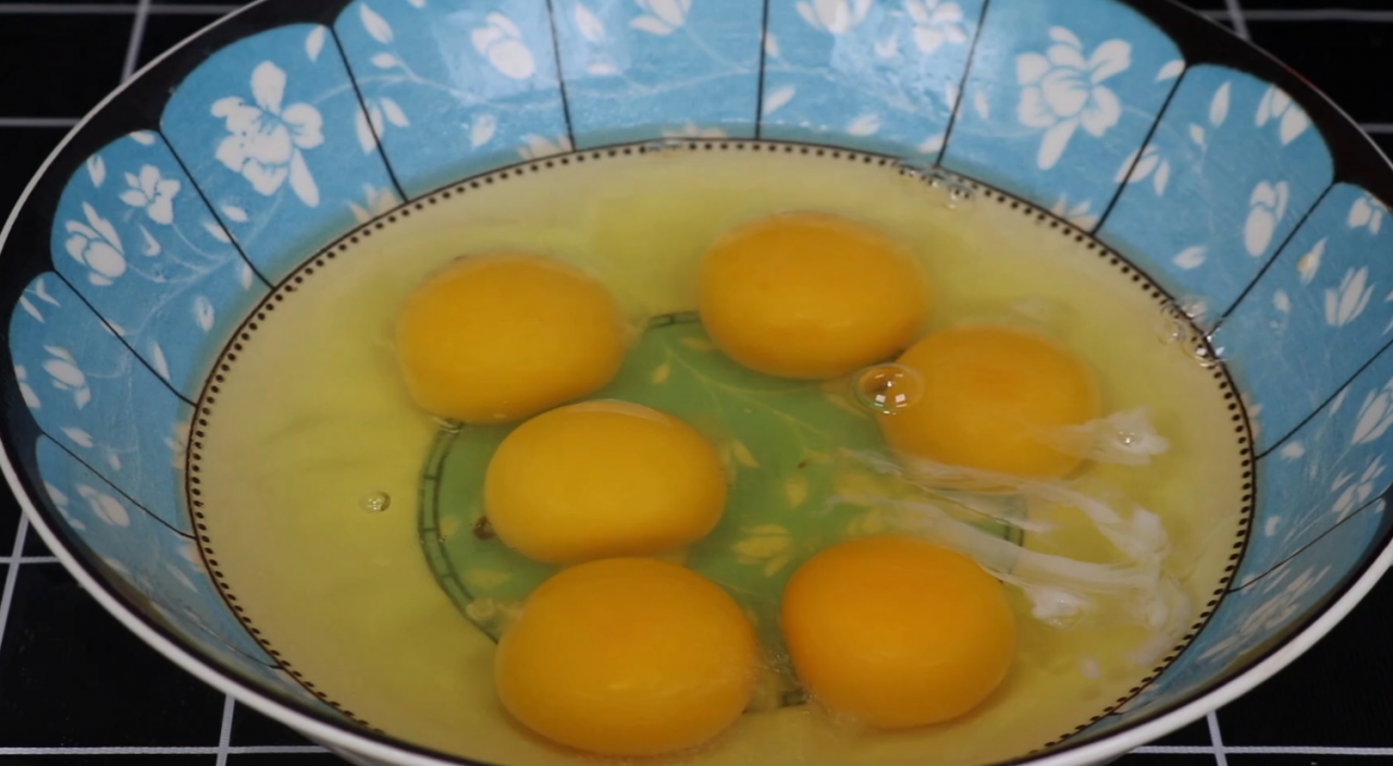 煮荷包蛋的正确做法，怎么做才能完整（一招教你一锅煮6个又圆又完整）