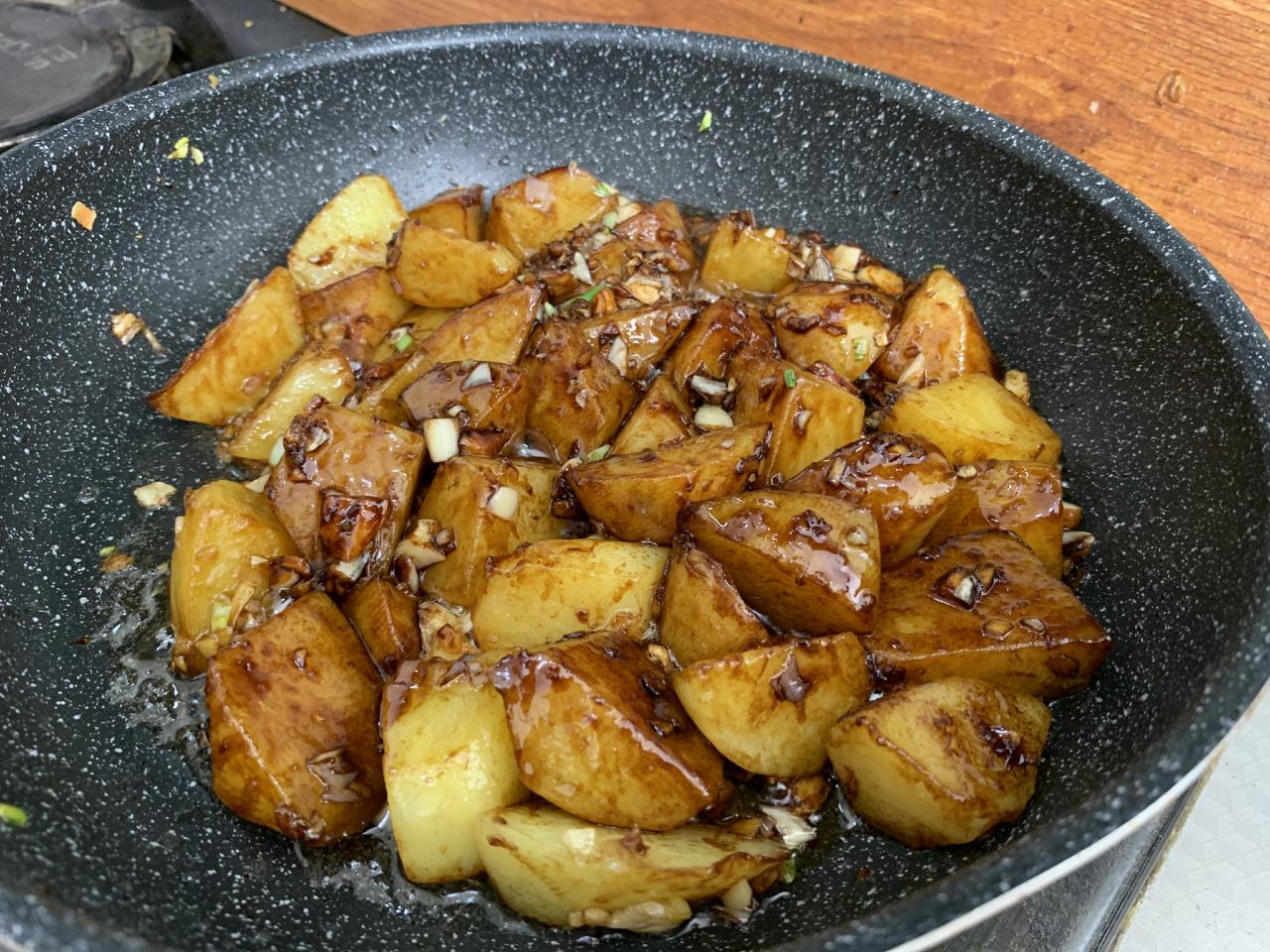 红烧土豆的做法家常简单做法步骤（掌握好窍门，好吃又简单，赛过红烧肉）