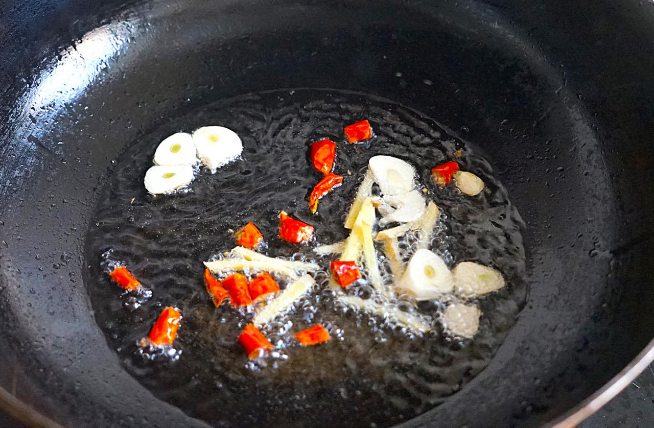 炒虾怎么炒好吃又嫩，炒虾的家常做法（虾这样炒，味道真是太棒了，做法简单又鲜美）