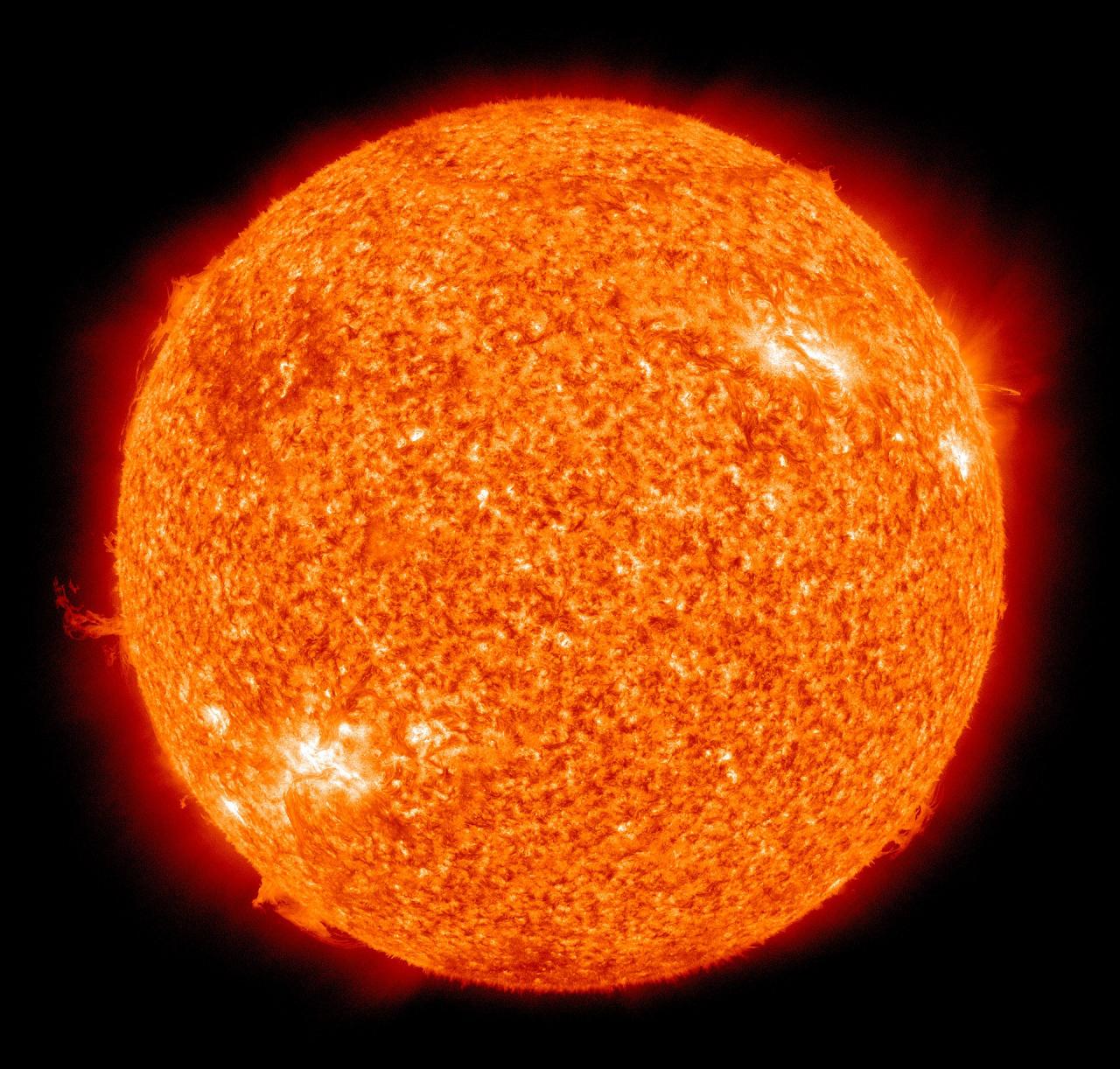 太阳的主要物质成分是什么，太阳燃烧的是什么燃料?（燃烧了46亿年还没有烧完？）