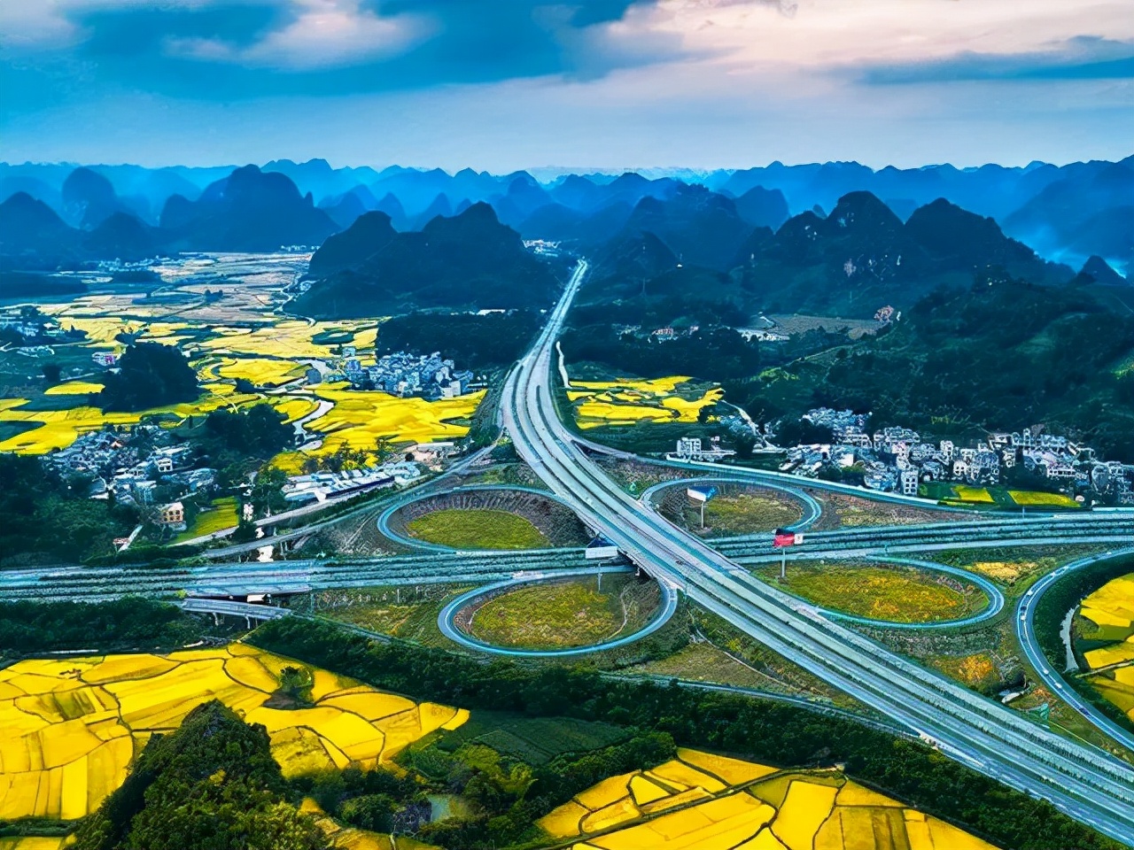 中国十大最美自驾公路图片，中国自驾游最美公路排行（每条都风景如画）