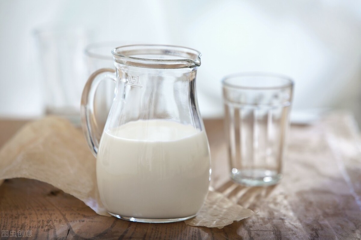 牛乳和牛奶哪个好有什么区别，牛初乳和牛奶的区别（其实它们营养差别很大）
