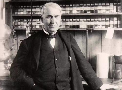 爱迪生发明电灯是不是真的，爱迪生发明电灯经历了多少次才成功