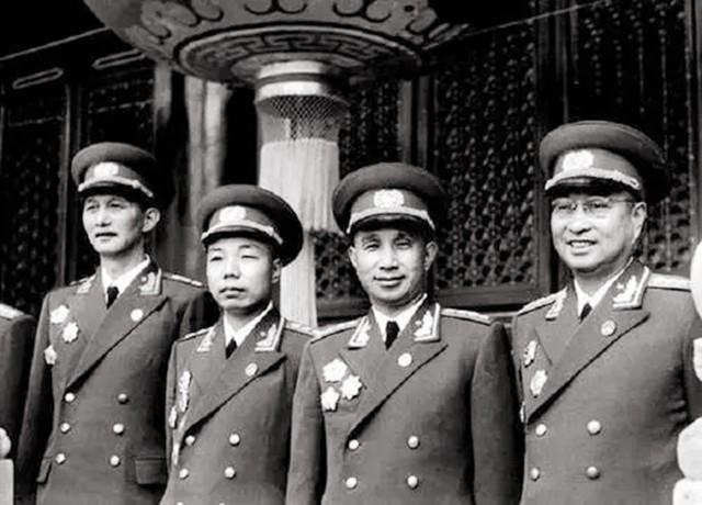 中国的军衔上将大还是大将大，中国的军衔等级及标志排列